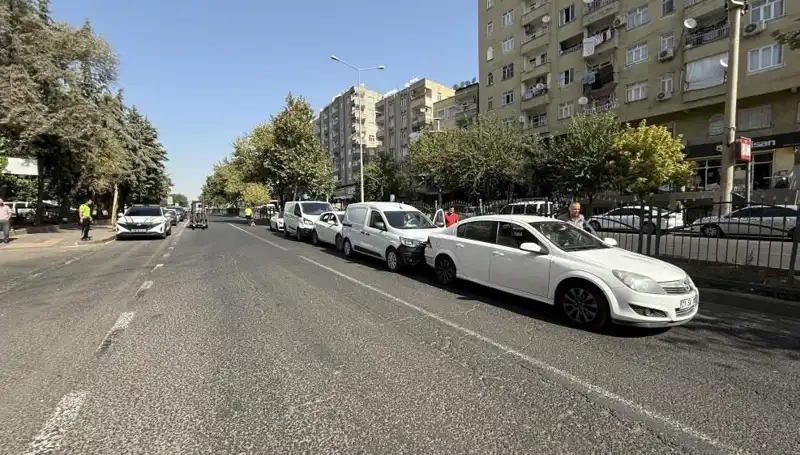 Diyarbakır'da Korkutan Trafik Kazası: 5 Araç Birbirine Girdi