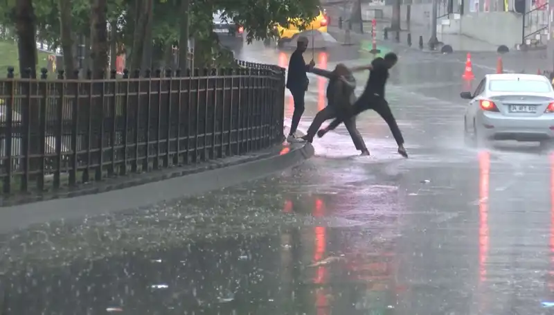 İstanbul ve İzmir İçin Meteorolojiden Dikkat Çekici Uyarılar: Turuncu Kodlu Alarm Geldi