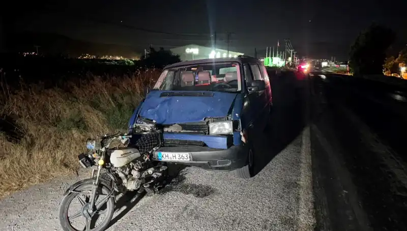 Söke'de Minibüs Motosiklete Çarptı, 3 Kişi Yaralandı!