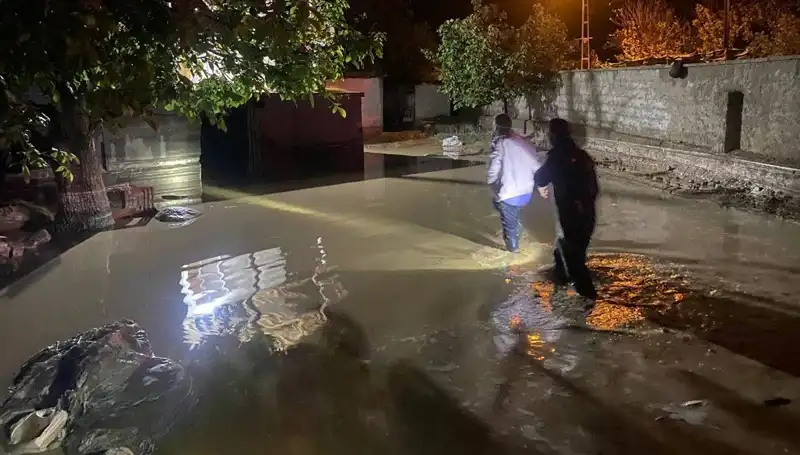 20 Dakikalık Yağış Sonrası Sel Faciası: Evler Çöktü ve Boşaltmalar Yapıldı