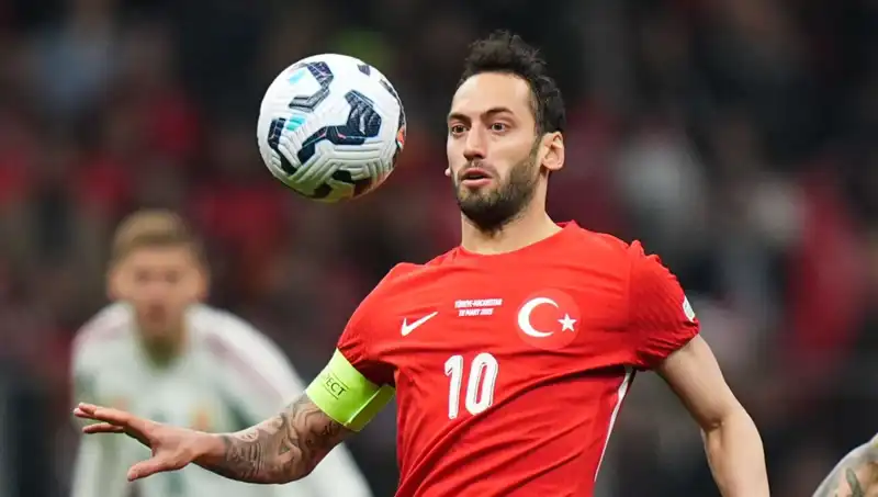 Fenebahçe, Mourinho’nun Israrıyla Çalhanoğlu İçin Teklifte Bulundu!