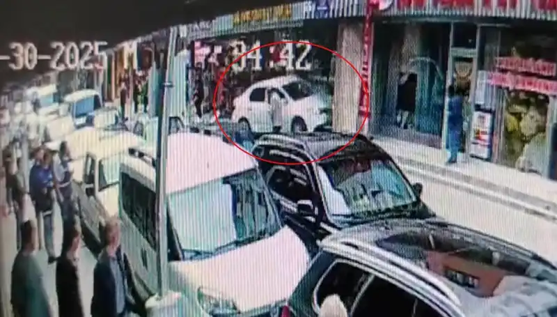 Alkollü Sürücü Mağazaya Daldı, İki Çocuk Son Anda Kurtuldu!