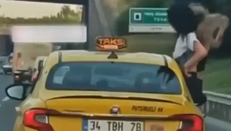 TEM Otoyolunda Taksinin Camından Sarkan Yolcular Şaşkınlık Yarattı