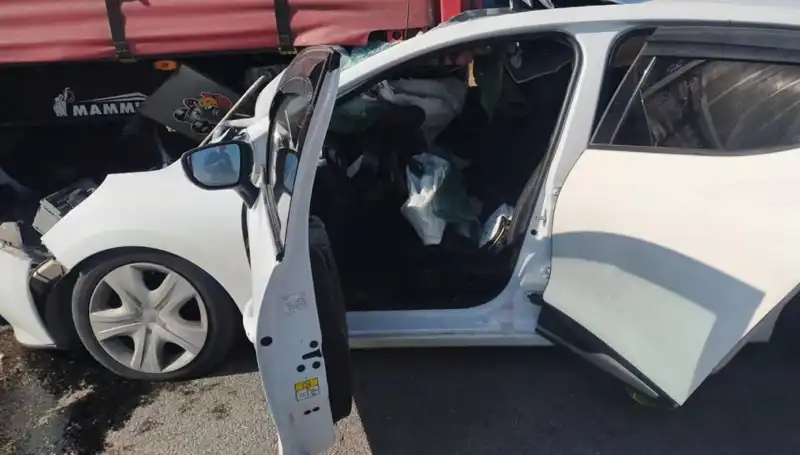 Sivas’ta Feci Kaza: Otomobil TIR’a Çarptı, Yaralılar Var!