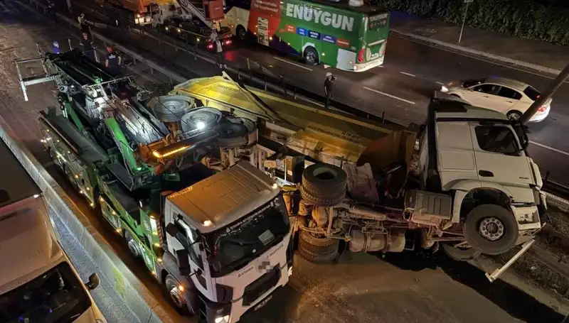 Moloz Yüklü Hafriyat Kamyonu Devrildi: Şoke Eden Kaza