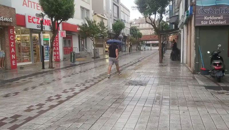 Kırklareli'deki Sağanak Yağış Hayatı Olumsuz Etkiledi: İhmal Edilen Sokaklar Sular Altında Kaldı