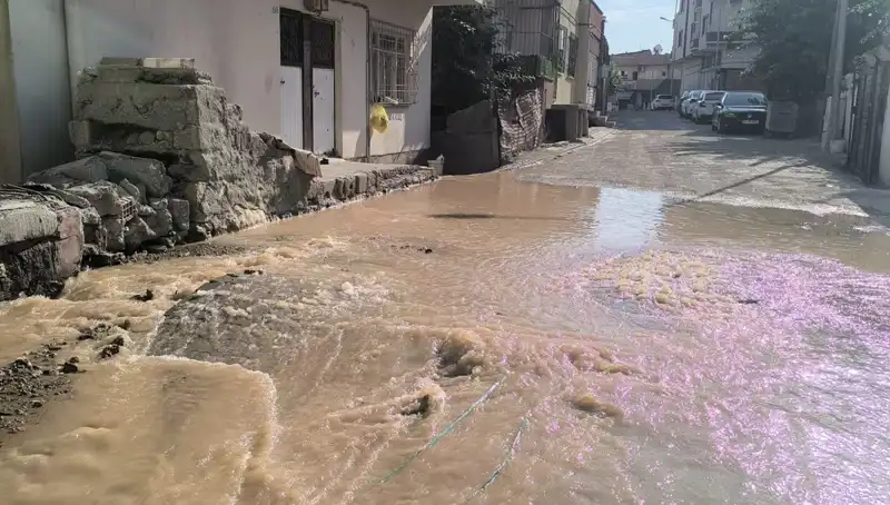 İlçede İçme Suyu Hattı Patladı! Çarşıda Su Baskını Panik Yarattı