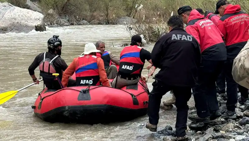 Zap Suyu Kenarında Mahsur Kalan 4 Kişi Kurtarıldı, Detaylar Ortaya Çıktı!