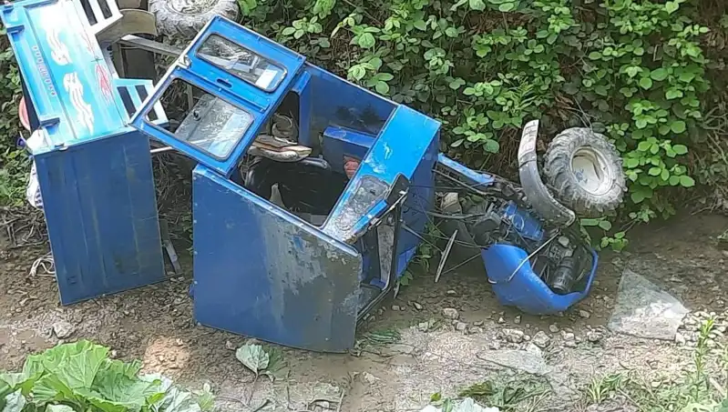 Kontrolden Çıkan Pat Pat Aracı Dereye Devrildi, İki Kişi Yaralandı