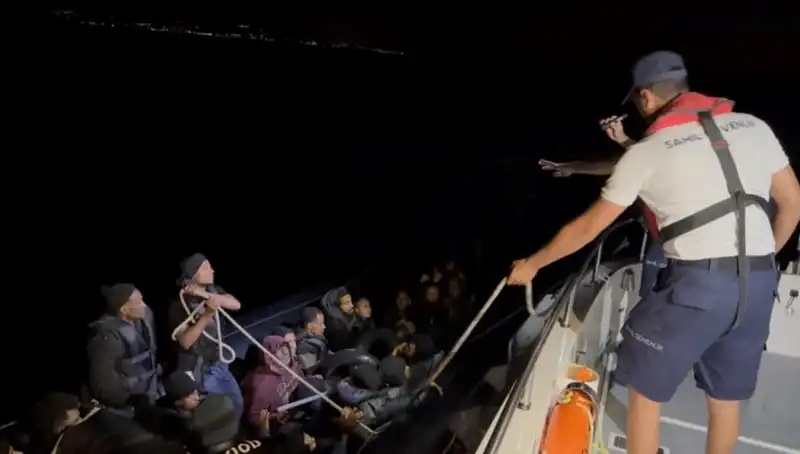 Çeşme'de Kaçak Göçmen Dramı: Denizde Sürüklenen 42 Kişi Kurtarıldı