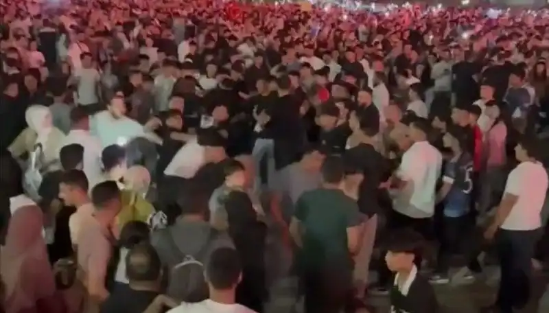 Ünlü Konserde Bıçaklı Kavga: Üç Kişi Yaralandı!