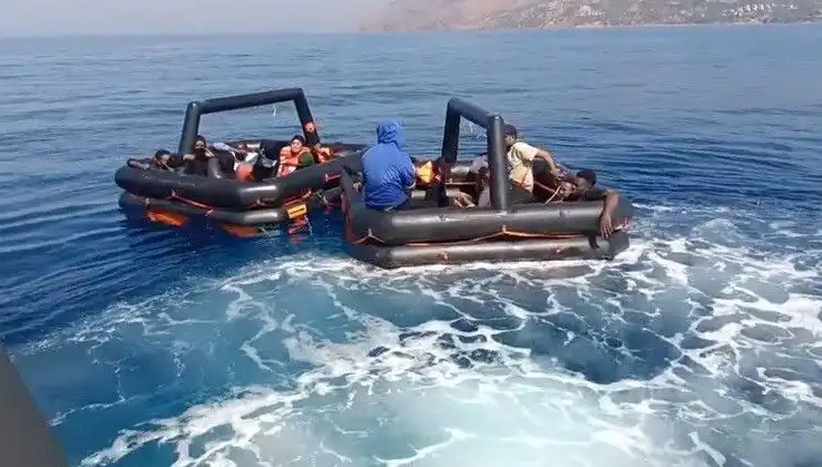 Ayvacık'ta 19 Kaçak Göçmen, Denizdeki Tehlikeden Kurtarıldı