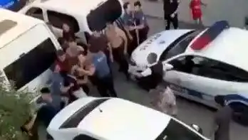 Sosyal Medyadaki Kavga Sokaklarda Büyüdü: 4 Yaralı, 2'si Polis