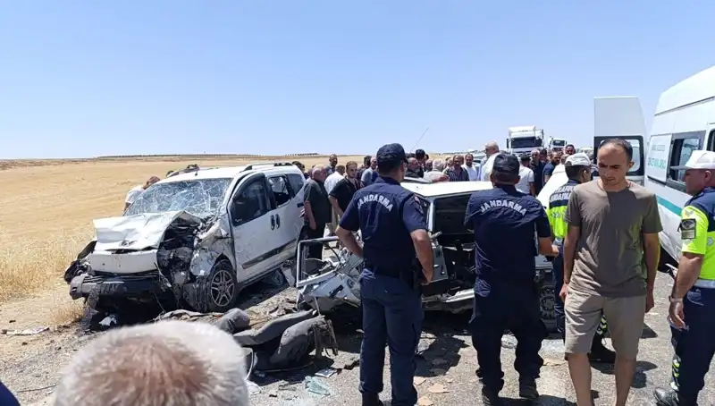 Hafif Ticari Araç ile Otomobil Çarpıştı: 4 Kayıp, 1 Yaralı