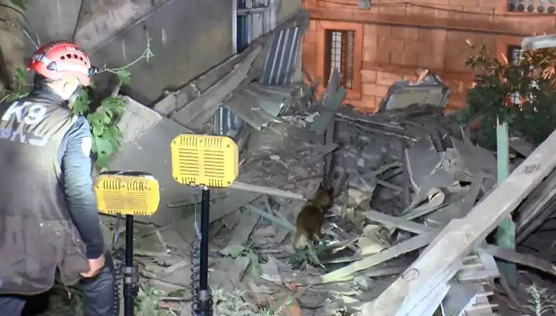 İstanbul'da Deprem Sonrası Hasar Alan Bina Kolayca Çöktü: Nedenleri ve Sonuçları
