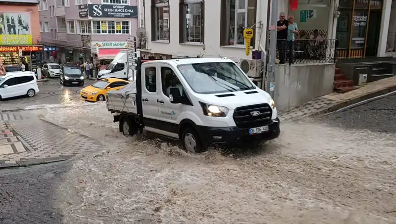 Aniden Yağmur Bastırdı: 10 Dakikada Şehir Sular Altında Kaldı