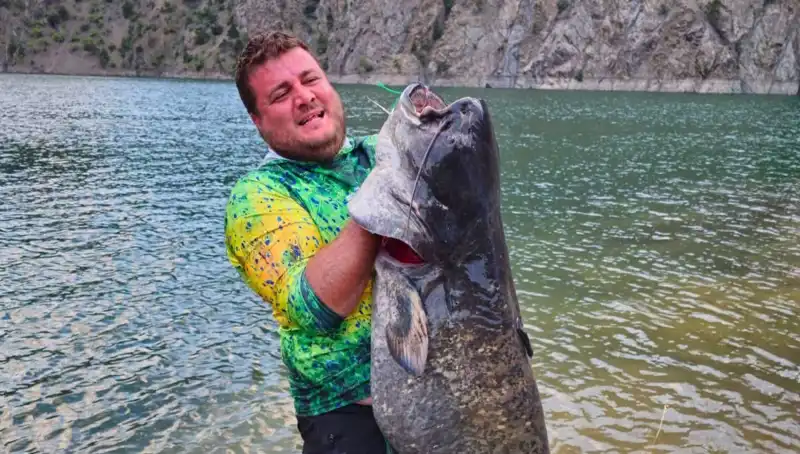 Amatör Balıkçılar Baraj Gölünde Yakaladıkları 100 Kilo Ağırlığında Balıkla Şaşırttı