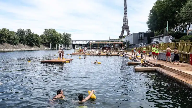 Fransa'da Tarihi An: Seine Nehri 102 Yıl Sonra Yeniden Yüzme Keyfi Sunuyor!