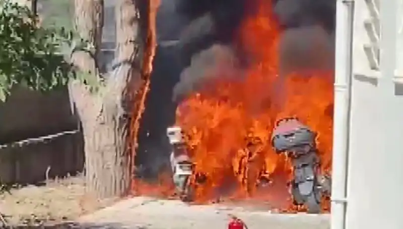 Park Halindeki 6 Motosiklet, Nedeni Belirsiz Yangında Alev Alev Yandı