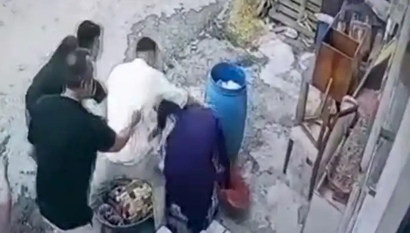 Başakşehir'de Baba ve Oğul, Bidon Tartışmasında Kadını Darbetti