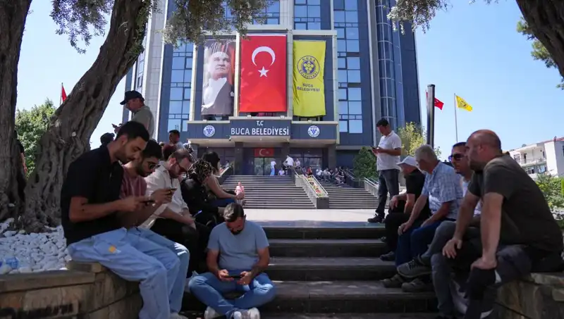 Ücretlerini Alamadıkları İçin İşçilerden Cesur Oturma Eylemi