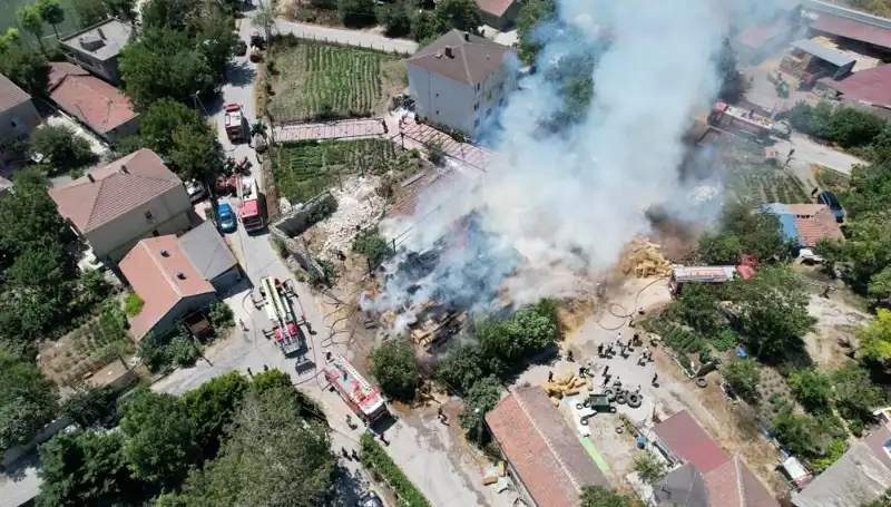Arnavutköy’de Korkutan Yangın: Saman Balyaları Alev Alev Yandı