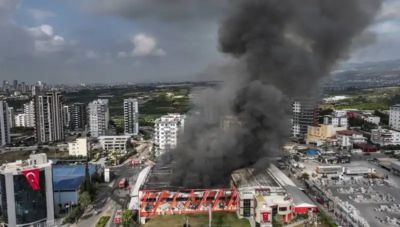 Mersin'deki Fabrika Yangını, TOMA'ların Da Katıldığı Büyük Bir Mücadele!
