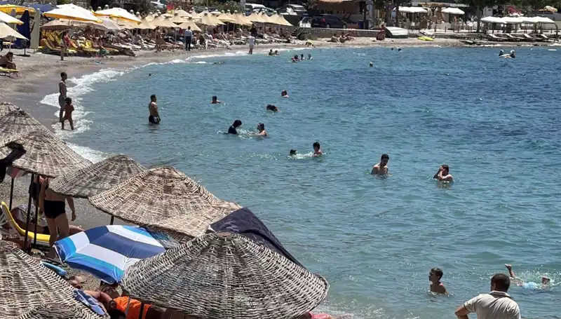 Sıcak Havalara Rağmen Plajlar Dolu: 36 Dereceyi Görebilen Hava Durumu