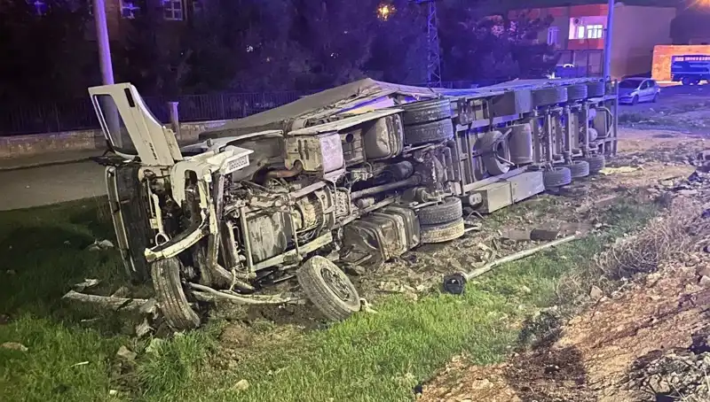 TIR Devrildi: Feci Kazada 6 Kişi Yaralandı, Detaylar Şoke Etti!