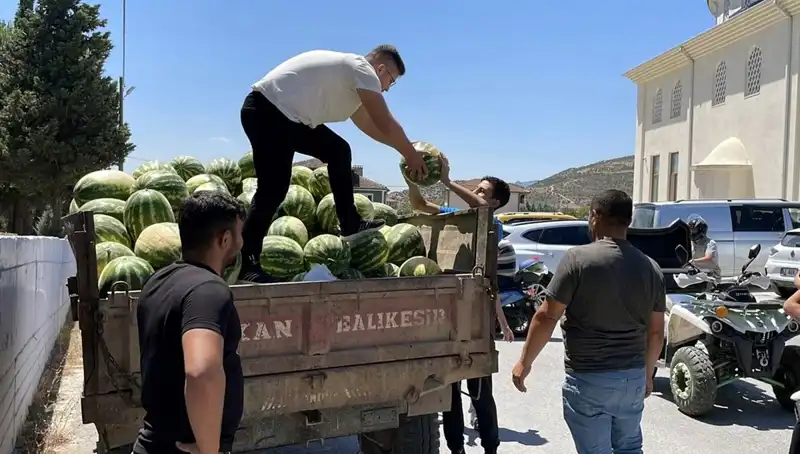 Karpuz Sevdamızı Paylaşan İyiliksever: Tonlarca Karpuz Dağıttı
