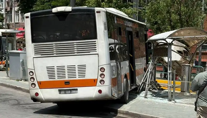 Belediye Otobüsü Tramvay Durağına Dalınca Neler Oldu?