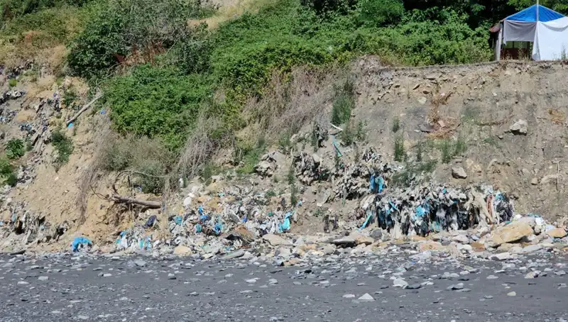 Kozlu Sahil'de Görülen Çöp Yığını Doğa Severleri Üzdü