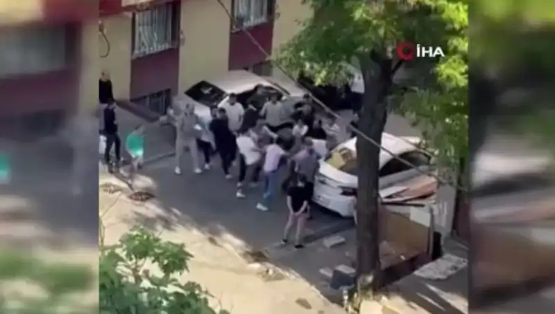 Kapıları Zorlamaya Cüret Eden Madde Bağımlısına Sokaklarda Ders Verildi