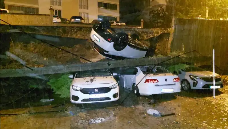 Şehir Merkezinde Olay: Duvar Çöktü, 4 Araç Kullanılamaz Hale Geldi