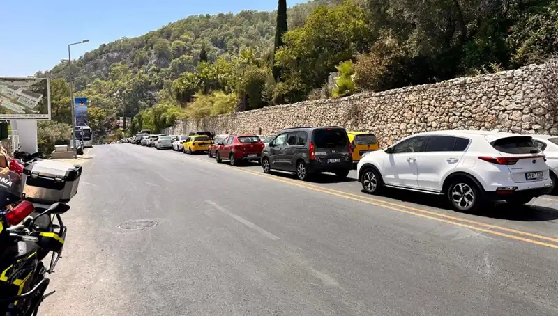 Fethiye-Ölüdeniz'de Tatilci Yoğunluğu: 3 Kilometrelik Kuyruk Oluştu