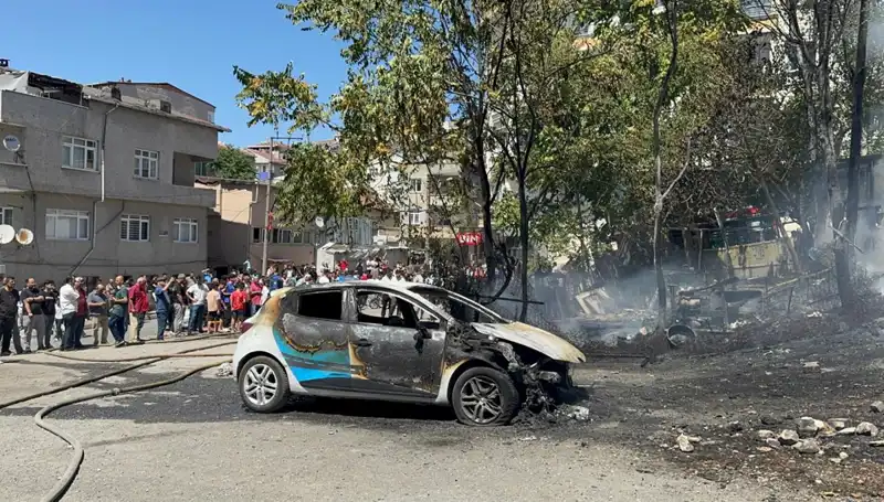 Gecekondudaki Yangın: İtfaiye Aracını Dahi Kül Etti!