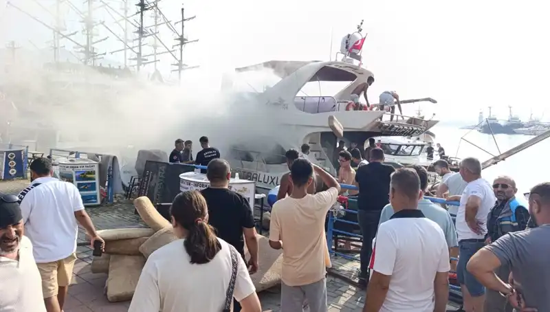 Antalya'da Gezi Teknesinde Yangın: Turistler Panik İçinde
