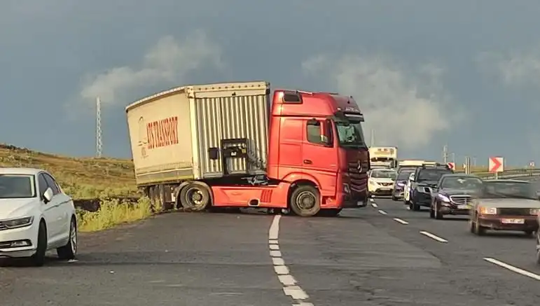 Uzun Araç Kuyrukları: TIR Kaydı ve Yol Kapanması Neden Oldu?
