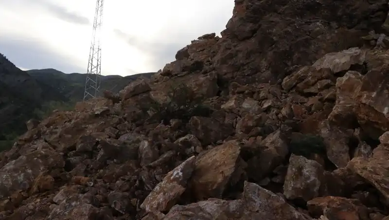 Erzurum'da Heyelan: Dev Kayalar Yol Kapandı, Ulaşım Aksadı