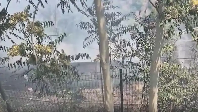 Sultangazi'de Otluk Alanda Yangın: Gecekonduya Sıçrayan Alevler Nedenleri ve Sonuçları