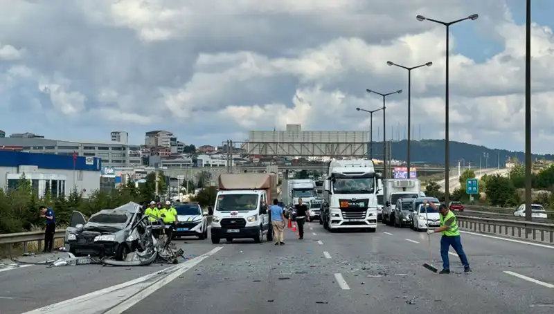 Otoyolda Feci Kaza: Üç Kişi Araçta Sıkışarak Kurtarılmayı Bekliyor!
