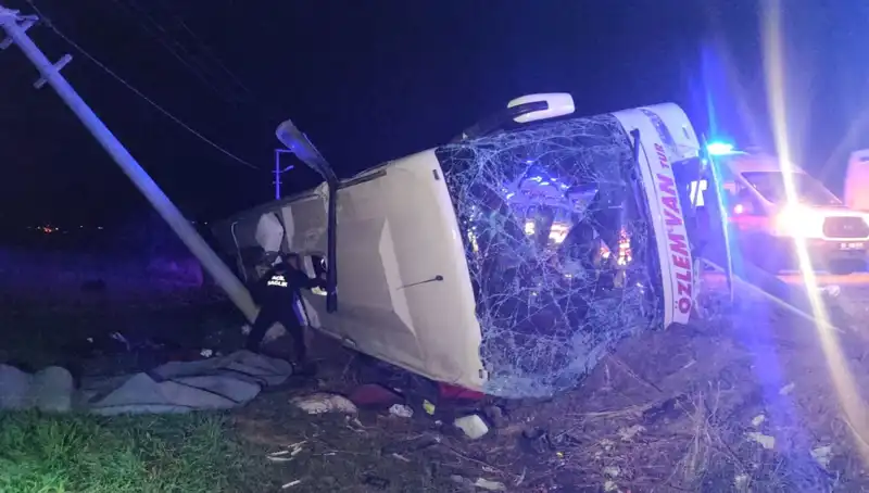 Van’da Yolcu Otobüsü Devrildi: 28 Kişi Yaralandı, Olay Yeri Büyük Panik Yaratıyor