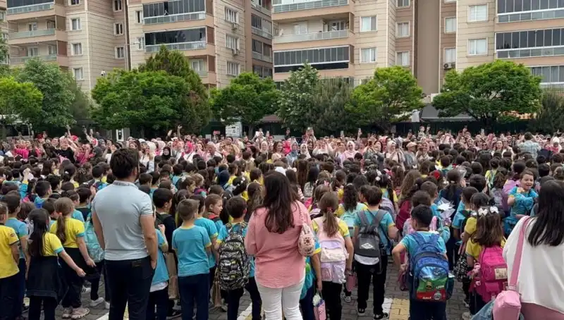 Öğrencilerden Annelerini Duygulandıran Unutulmaz Sürpriz