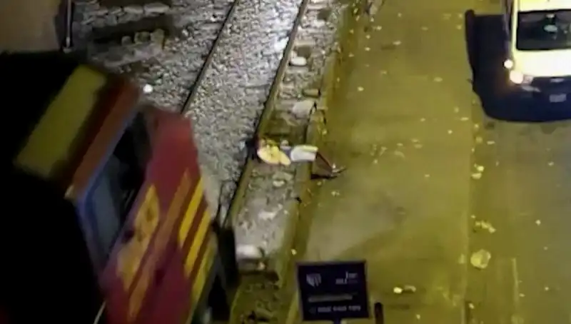 Mucizevi An: Tren Çarptıktan Saniyeler Sonra Yürüyen Adamın Hikayesi