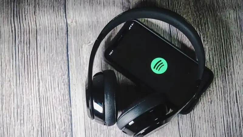 Yapay Zeka Teknolojisiyle Hayata Dönüş: Spotify'da Ölü Sanatçılar Neden Şarkı Söylüyor?
