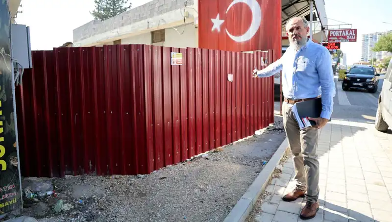 Tapulu Arazim Dedi, Sokağın Girişini Kapatarak Tartışma Başlattı
