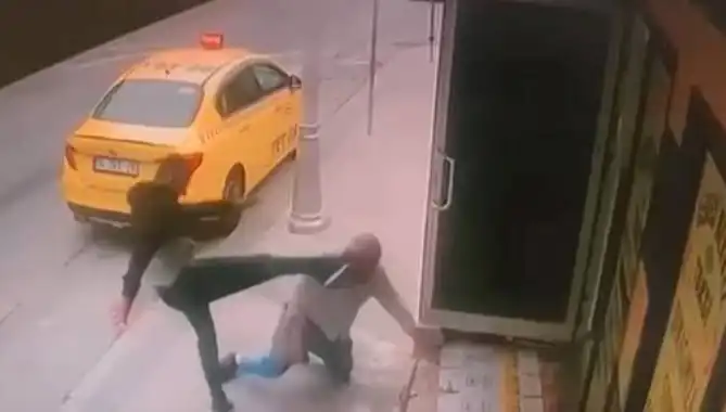 Taksi Durağında Dehşet Anları: Oğlunun Alacaklısı Bacağını Kırdı