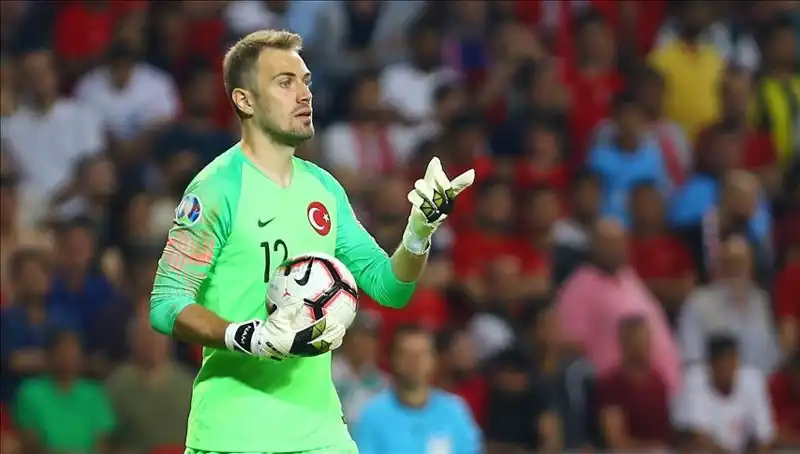 Mert Günok'tan Futbolseverleri Şaşırtan Açıklama: Emeklilik Yaşı!