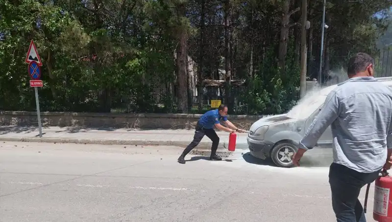 Emniyet Binası Önünde Yangın: Polis Müdahale Etti, Araç Yandı