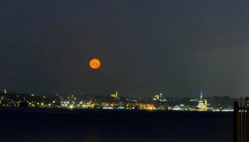 İstanbul'da Çilek Dolunayı: Göz Kamaştıran Manzaralar